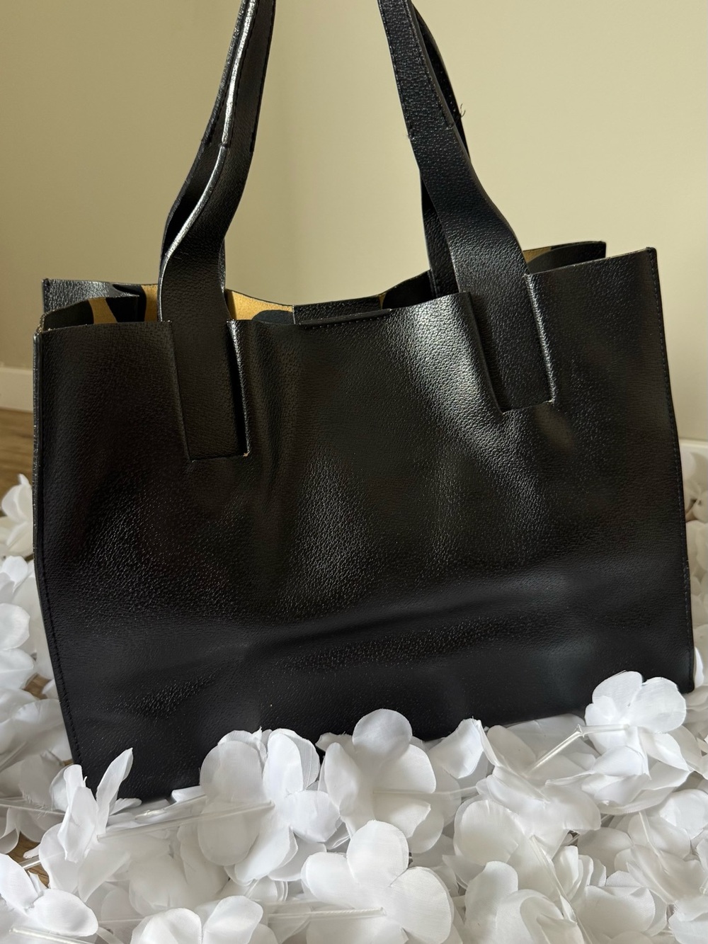 Everyday Black Leather Tote with Structured Silhouette